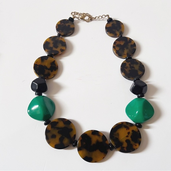 Elegant Tortoiseshell and Green Necklace - Picture 3 of 4